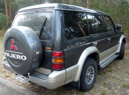 1991-1993_Mitsubishi_Pajero__NH__V6_3000_wagon_04.jpg